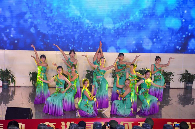 安宁连然街道纪念抗美援朝胜利70周年暨慰问退役军人文艺演出在云南经济管理学院隆重举行 第 11 张