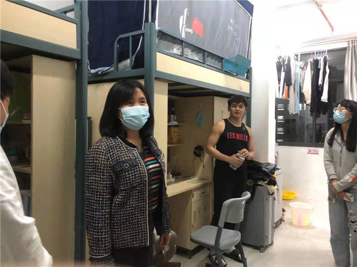 王艳琴副校长视察学生宿舍.jpg 王艳琴副校长视察学生宿舍.jpg
