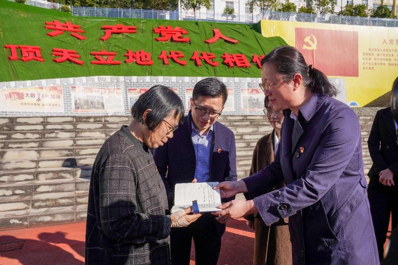 零距离感受榜样力量！云经管党员师生代表赴华坪女高开展党性教育活动 第 1 张