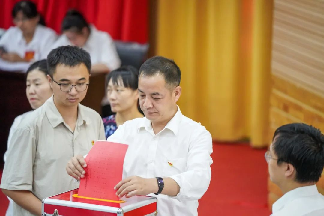 凝心聚力谱新篇 ｜ 云南经济管理学院召开第四次教职工代表暨工会会员代表大会 第 12 张