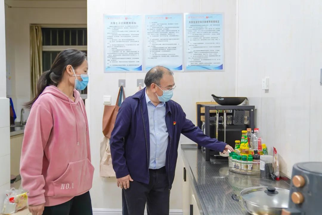 党委书记徐宝春看望慰问疫情防控一线后勤保卫人员 第 2 张