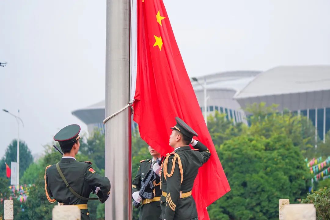 同心祝愿！云经管举行升旗仪式，共祝祖国生日快乐！ 第 6 张