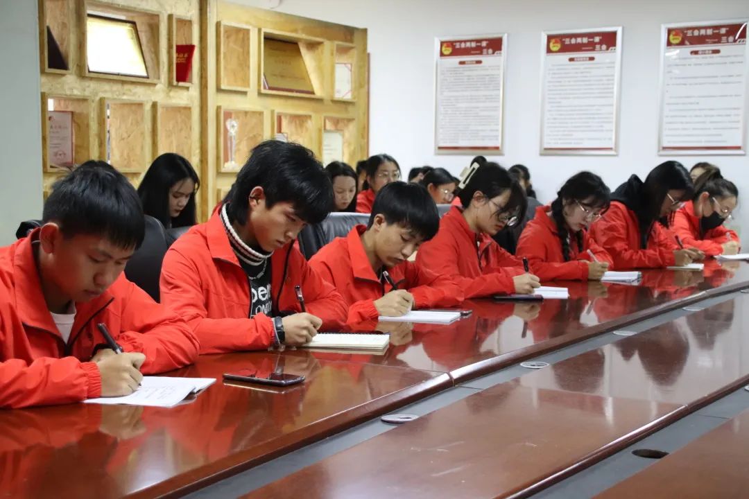 反响热烈！经管学子掀起学习党的十九届六中全会精神高潮 第 3 张