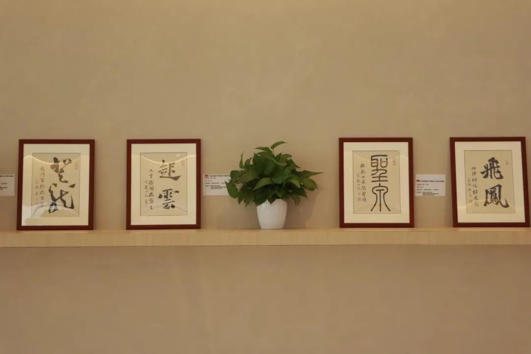 云南经济管理学院“不忘初心、牢记使命，庆祝建党100周年”书画展开幕展出 第 3 张