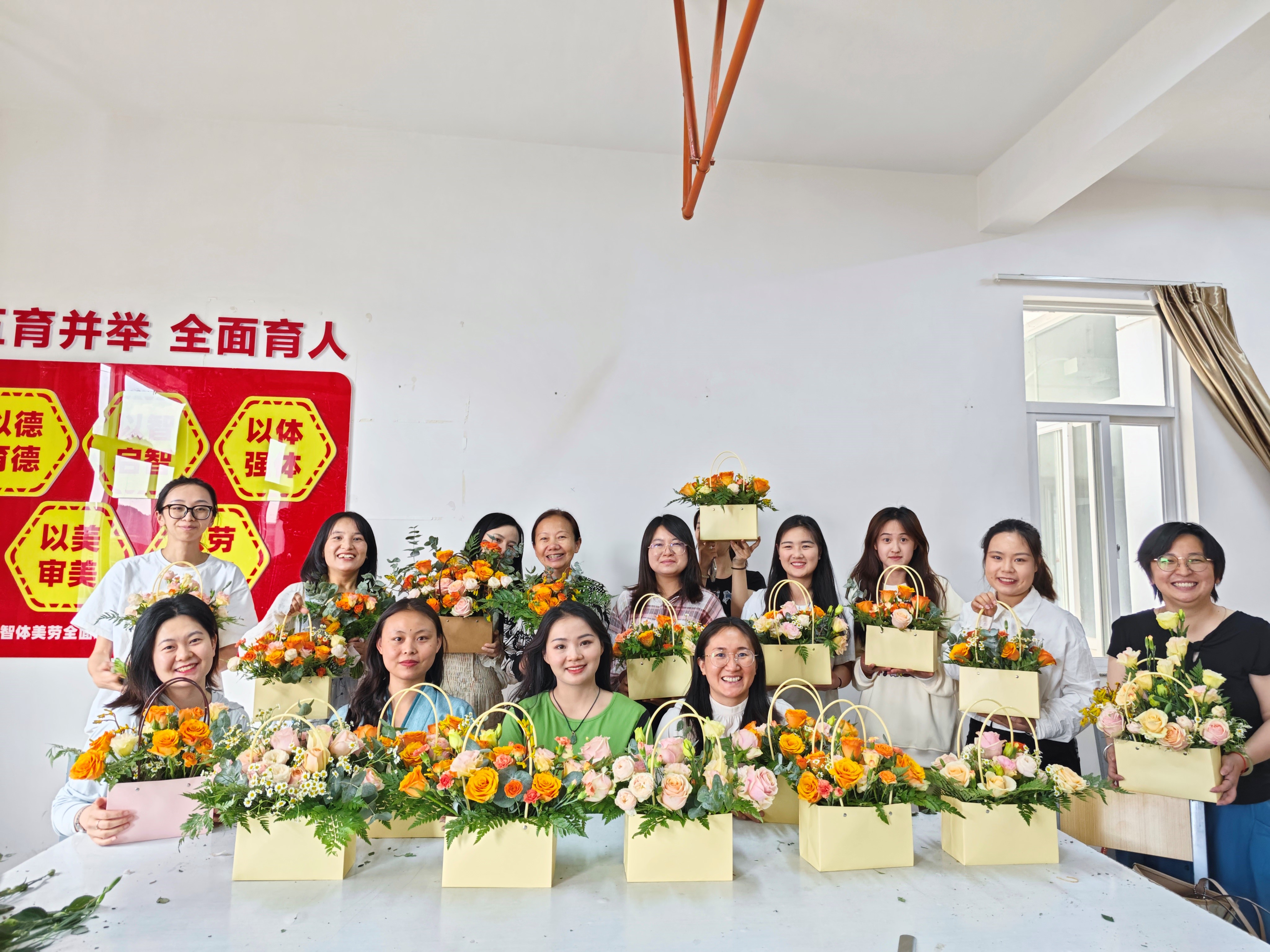 云南经济管理学院教职工插花兴趣小组 开展2023年第一期插花专场活动 第 1 张