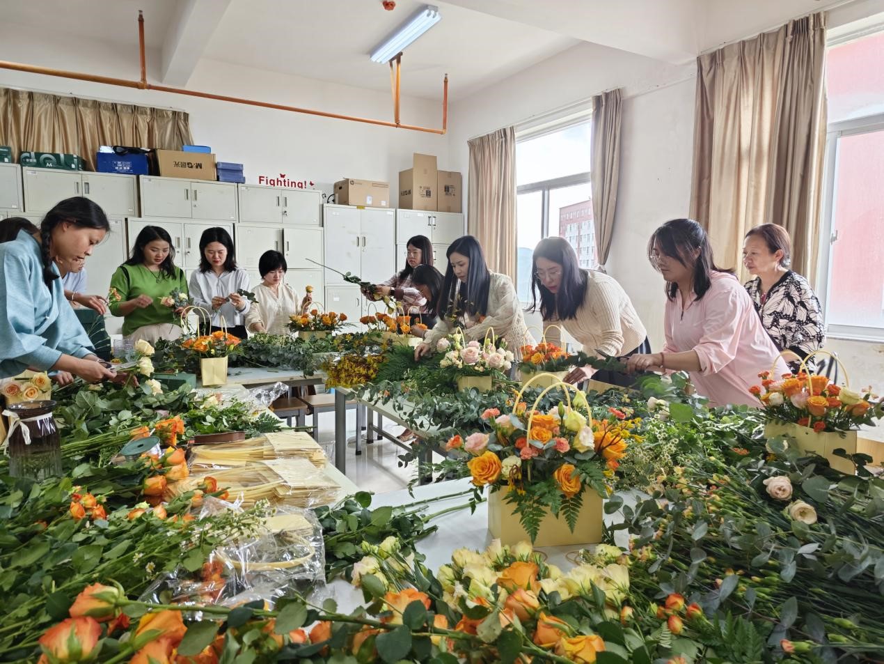 云南经济管理学院教职工插花兴趣小组 开展2023年第一期插花专场活动 第 2 张