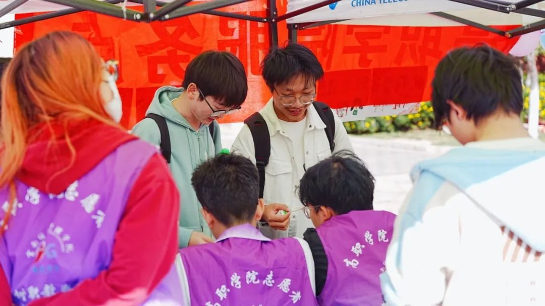 云南经济管理学院高职青年志愿者协会：党建引领学雷锋，志愿服务展风采 第 2 张