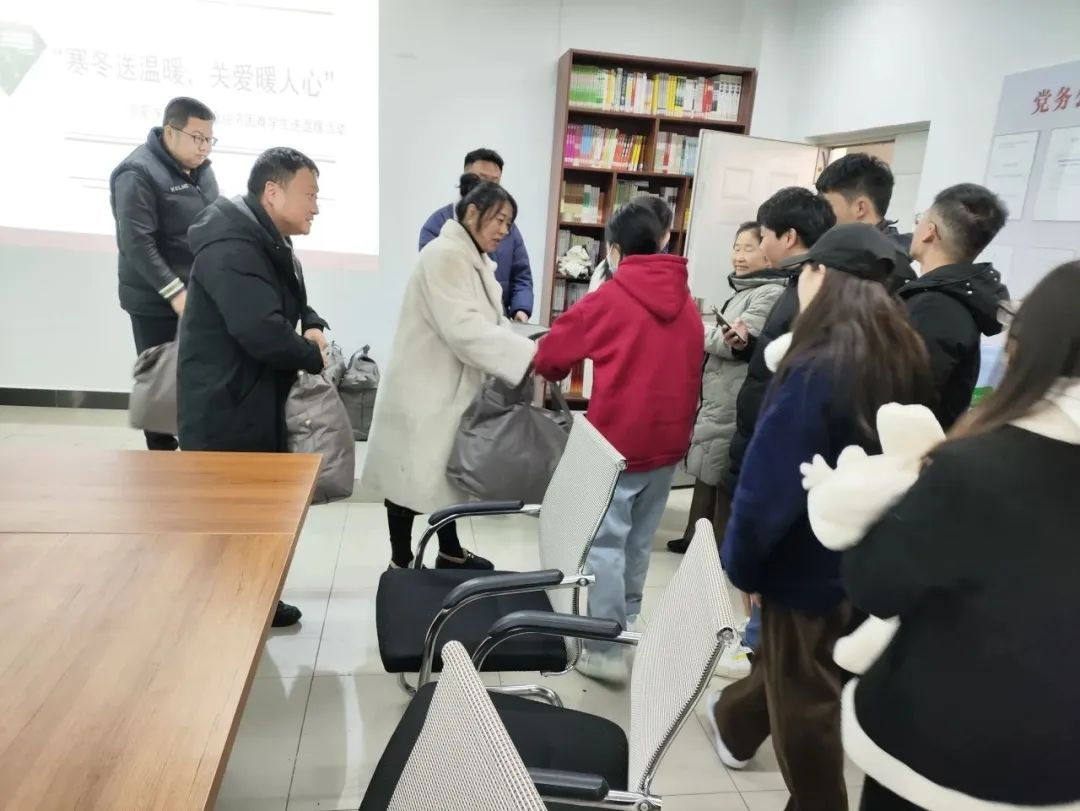 寒冬送温暖，情暖学子心——高职学院党总支开展经济困难学生送温暖活动 第 3 张