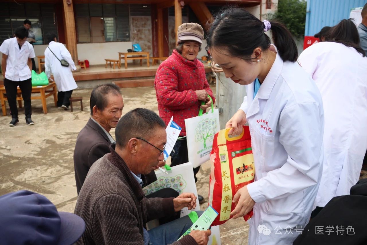 共筑乡村健康梦：医学院师生共赴丽江市大东乡古都塘一村进行义诊宣教 第 3 张