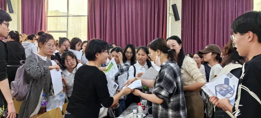 “百日攻坚”冲锋号 跑出就业加速度— 云南经济管理学院医学类专场招聘会圆满举办 第 6 张 “百日攻坚”冲锋号 跑出就业加速度— 云南经济管理学院医学类专场招聘会圆满举办 第 6 张