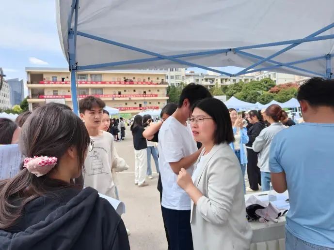 “百日攻坚”冲锋号 跑出就业加速度— 云南经济管理学院医学类专场招聘会圆满举办 第 7 张 “百日攻坚”冲锋号 跑出就业加速度— 云南经济管理学院医学类专场招聘会圆满举办 第 7 张