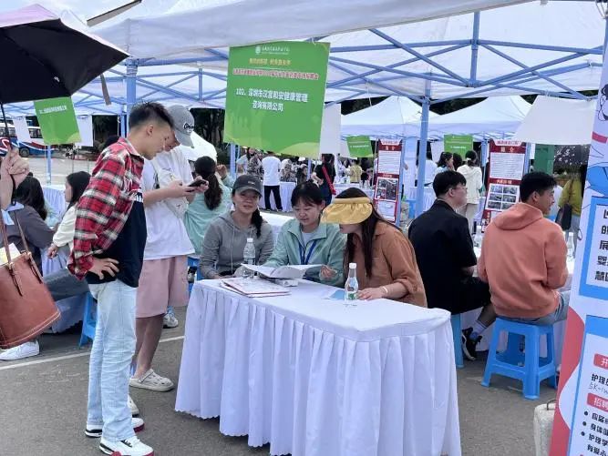 “百日攻坚”冲锋号 跑出就业加速度— 云南经济管理学院医学类专场招聘会圆满举办 第 2 张 “百日攻坚”冲锋号 跑出就业加速度— 云南经济管理学院医学类专场招聘会圆满举办 第 2 张