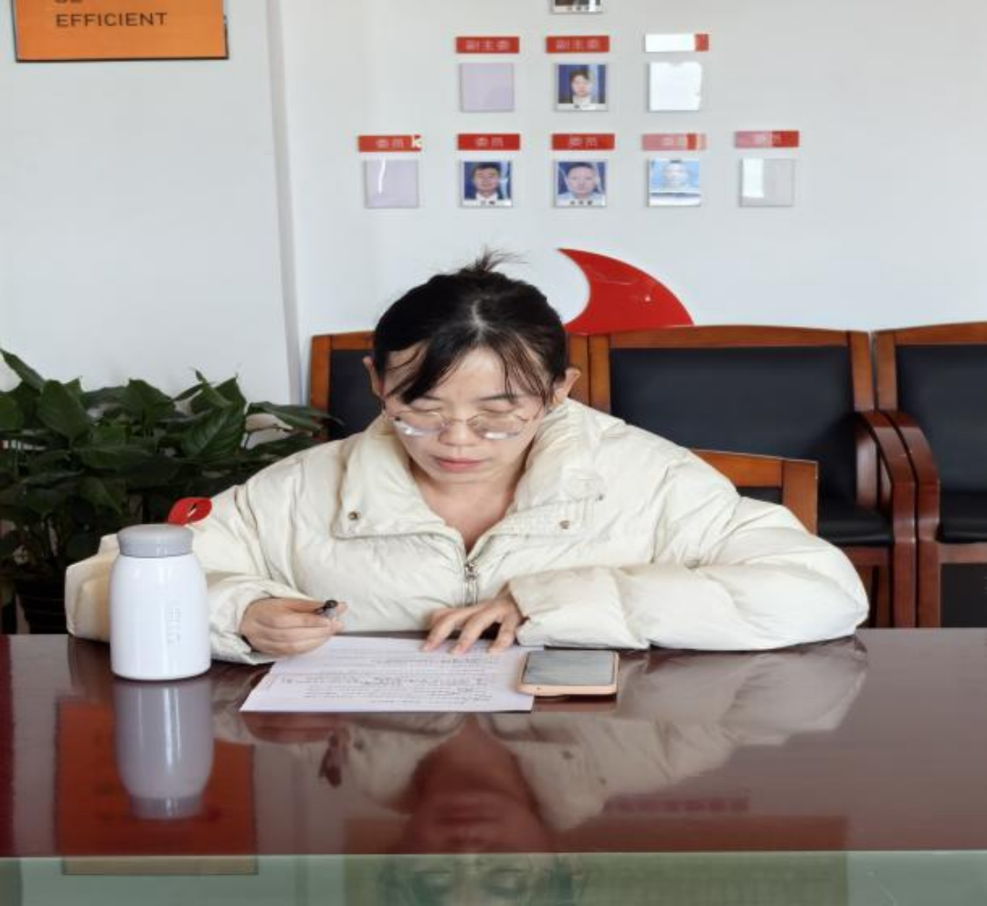 深学细悟凝共识 知行合一育新人——我院召开学习贯彻党的二十届四中全会精神座谈会 第 4 张