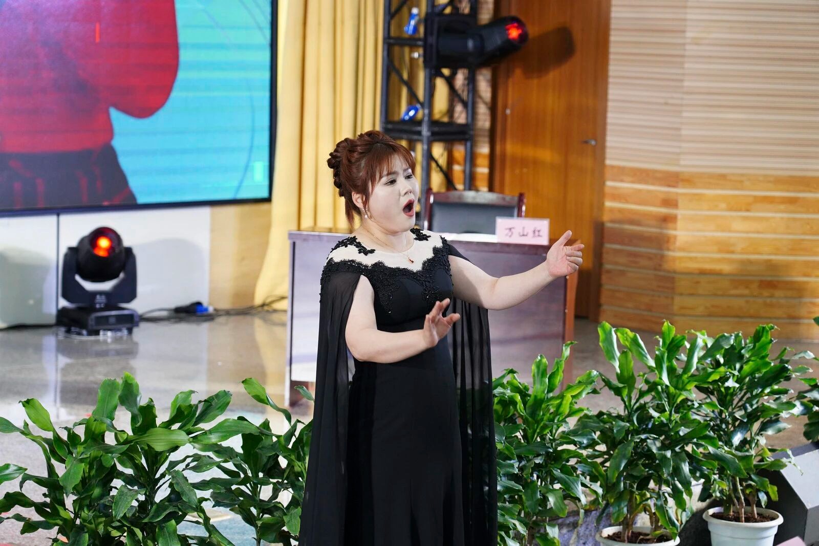 中国女高音歌唱家万山红老师莅临学校交流授课 第 6 张