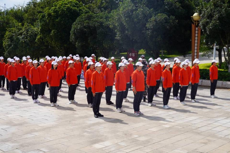 【团学活动】青春里的诗与光——云南经济管理学院2025级信息与智能工程学院军训纪实 第 1 张