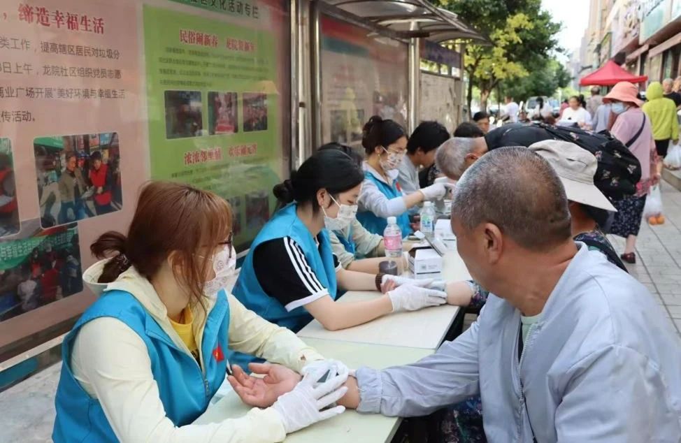 【校社联动】贴心义诊进龙院，守护夕阳“医”路相伴 第 4 张