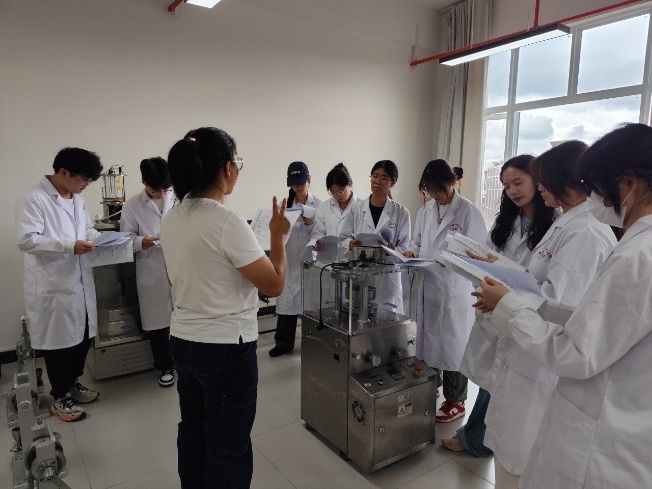 以赛促教强技能,砺练精兵展风采 ——云南经济管理学院医学院药学、中药学专业参加2025年云南省职业院校多项技能大赛 第 1 张 以赛促教强技能,砺练精兵展风采 ——云南经济管理学院医学院药学、中药学专业参加2025年云南省职业院校多项技能大赛 第 1 张