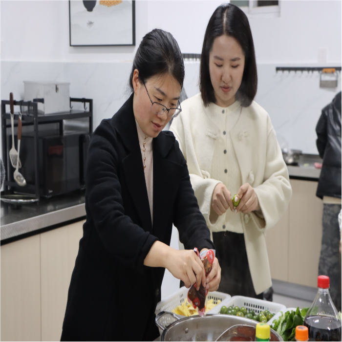 暖冬赠被传温情，火锅共煮聚人心——云南经济管理学院医学院暖冬关爱行动圆满落幕 第 10 张