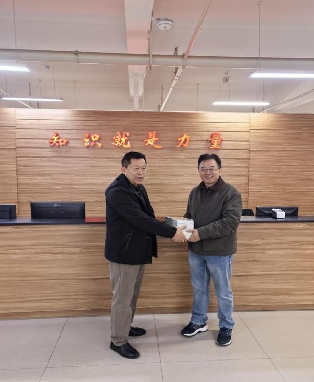 李铭副校长向图书馆捐赠一批精品书籍 第 1 张