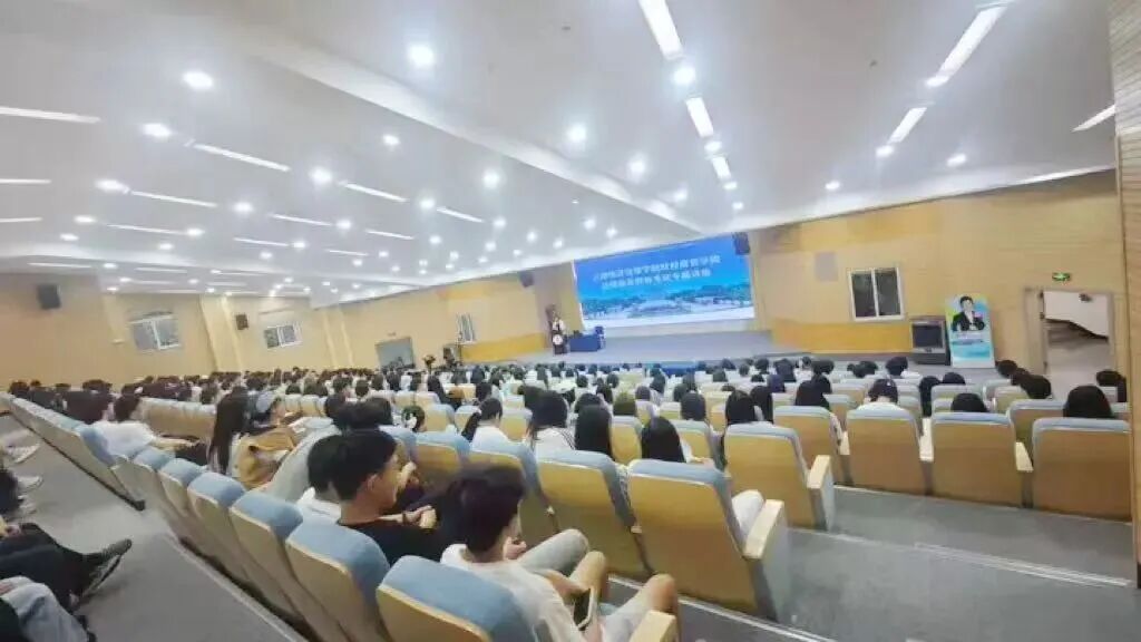 名师领航 | “三国女皇”杨帆老师来校开讲，助你通关法考 第 2 张